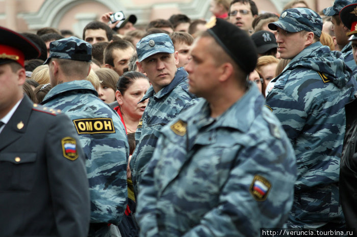 Омоновцы сдерживают, жаждущих праздника и зрелищ людей. Санкт-Петербург, Россия