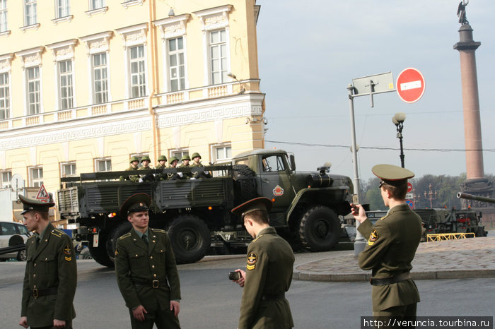 Боевая техника и фотографирующиеся на её фоне курсанты. Санкт-Петербург, Россия