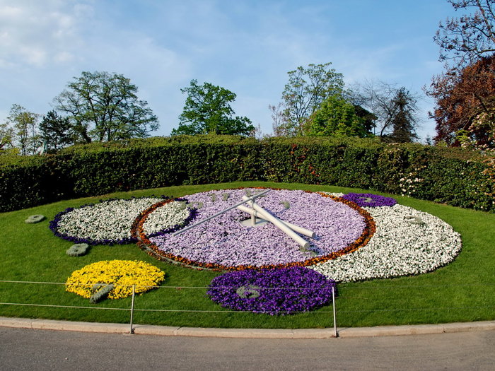 Циферблат цветочных часов в Английском саду, выполнен из тщательно подобранных цветочных грядок, на них растёт 6500 цветов. В диаметре часы составляют 5 метров. Сад находится рядом с мостом Монблан Женева, Швейцария