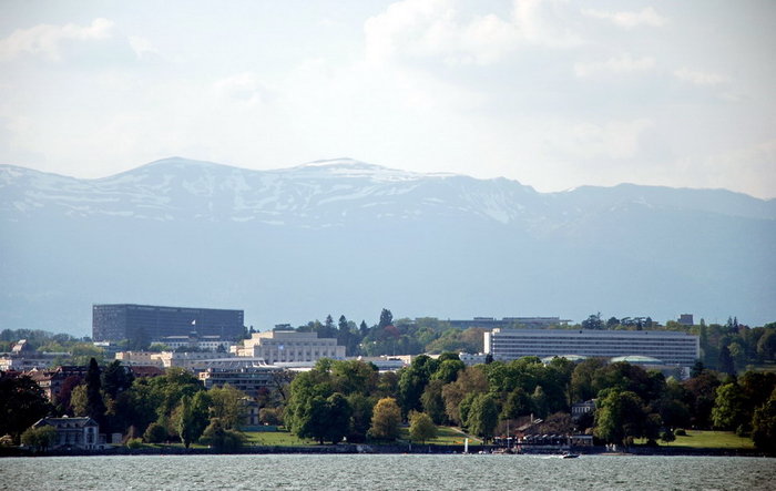 с этого берега открывается вид на здания-офисы крупных мировых компаний Женева, Швейцария