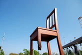 Сломанный стул – монументальная скульптура из дерева швейцарского художника Даниэля Берсета и плотника Луи Женева. Высота скульптуры – 12 метров, на её изготовление ушло 5,5 тонн древесины.