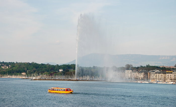 Самый высокий фонтан Европы расположен на женевском озере, рядом с истоком реки Рона. Он виден из любой точки города и с воздуха, если пролетать над Женевой на высоте 10 км. Женева, Швейцария