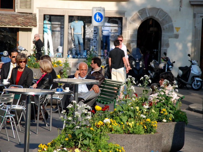 одно из многочисленных уличных кафе Женева, Швейцария