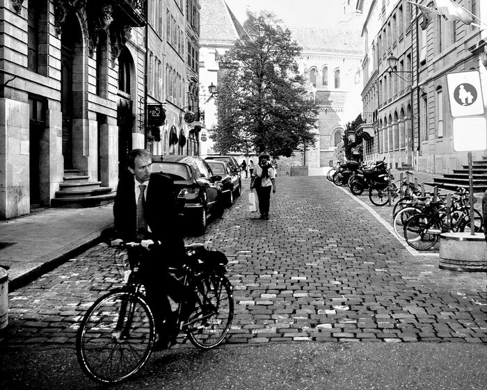 Деловые люди на велосипедах  — типичная картина многих развитых стран Европы. Женева, Швейцария