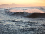 Серфингист и накатывающая волна: кто кого?
