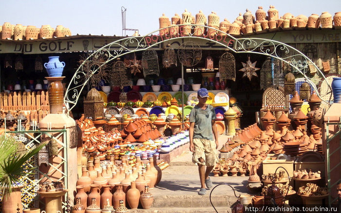 На самом выезде из Марракеша еще можно встретить вездесущих торговцев. Горный массив Высокий Атлас, Марокко