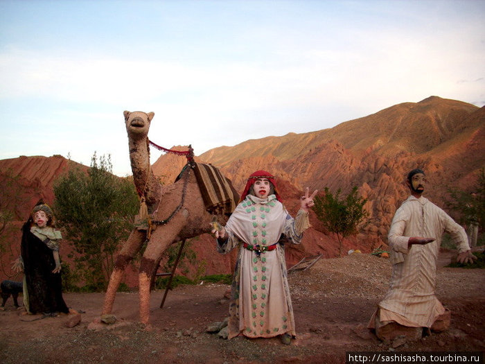 Специальные стоянки, куда привозят туристов оформлены разными смешными фигурами в традиционной одежде. Бульман, Марокко