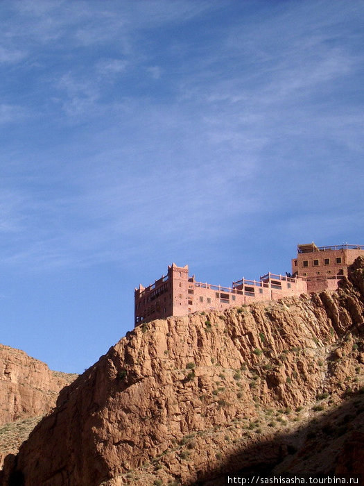 А это уже совсем не разрушенный замок, а наоборот заново отстроенный отель на скале. Бульман, Марокко