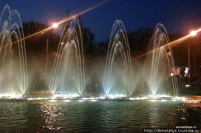 Светомузыкальный фонтан на площади Петра Липецк, Россия
