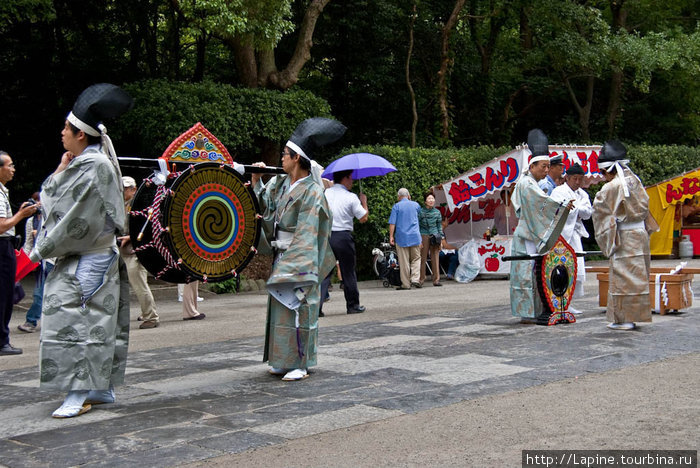 Барабанщики ожидают начала второй части праздника — выноса микоси Камакура, Япония