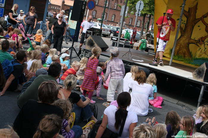 Детский праздник на одной из улиц города. Роскильде, Дания