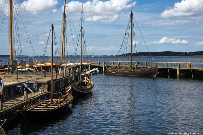 Рядом с этой верфью находится гавань — Сагафиорд, в которой швартуются и современные яхты, а рядом с ней построено современное здание музея кораблей викингов. Роскильде, Дания
