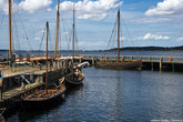 Рядом с этой верфью находится гавань — Сагафиорд, в которой швартуются и современные яхты, а рядом с ней построено современное здание музея кораблей викингов.