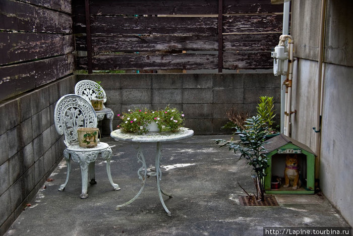 Тот самый дворик с пластмассовой собакой Камакура, Япония