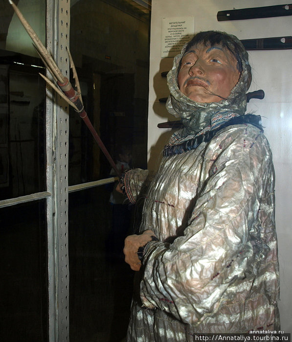 Алеут-охотник в промысловой одежде из кишок морских животных. Санкт-Петербург, Россия