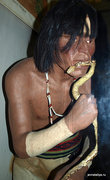 Когда дождь был особенно необходим, индейцы пуэбло совершали обряд, в центре которого был ритуальный танец жреца со змеей в руках.