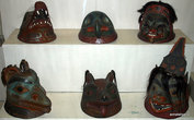 Во время войн с другими племенами на головы индейцы надевали деревянные шлемы весом до трех килограммов в форме голов тотемных животных и духов-помощников.