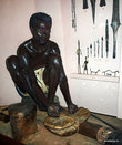 Обработка дерева африканским мужчиной