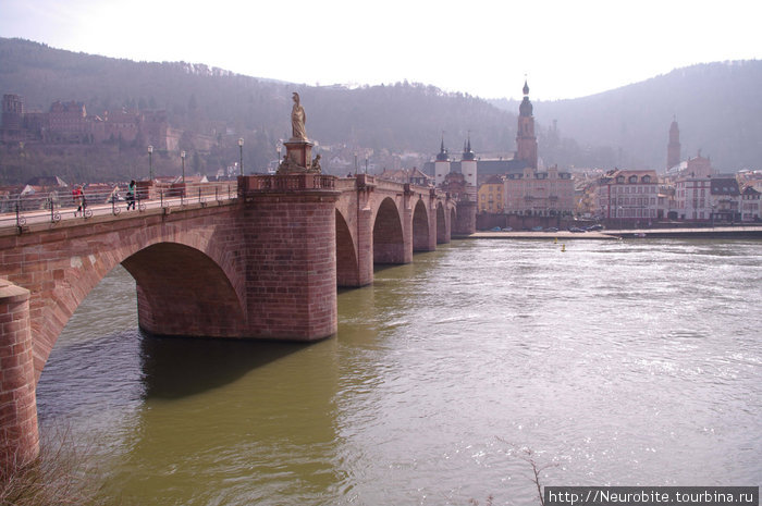 Старый мост Altebrucke и его ворота Гейдельберг, Германия