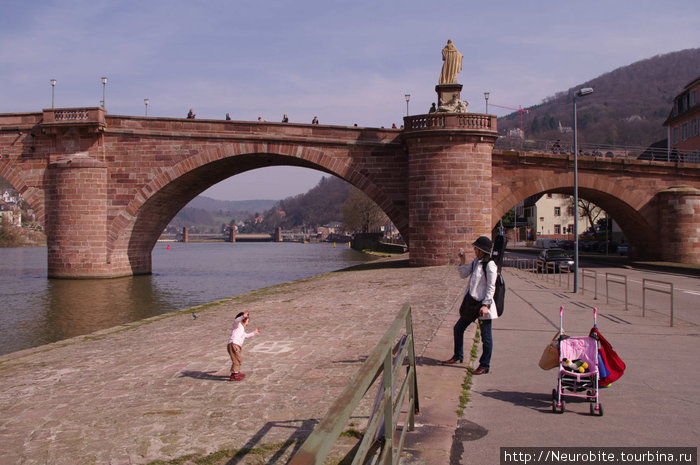 Старый мост Altebrucke и его ворота Гейдельберг, Германия