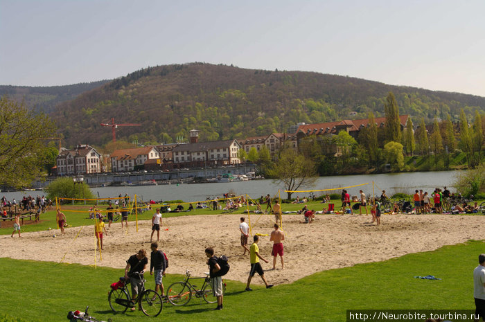 Пляжный волейбол прямо в центре города Гейдельберг, Германия
