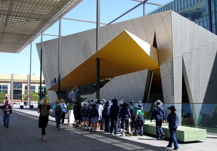 Помимо музейных экспозиций, в здании расположены зрительный зал, театр, кинотеатр IMAX. Мельбурн, Австралия