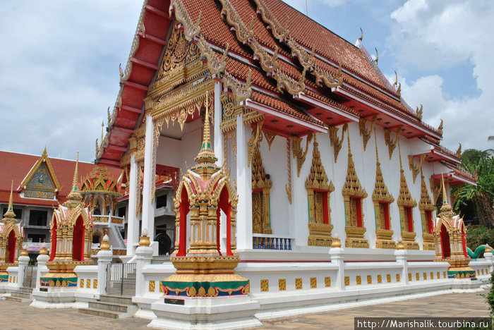 Храм в районе Карон Остров Пхукет, Таиланд