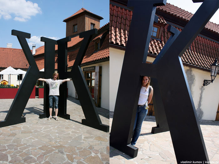 Буква К у музея Кафки. Прага, Чехия