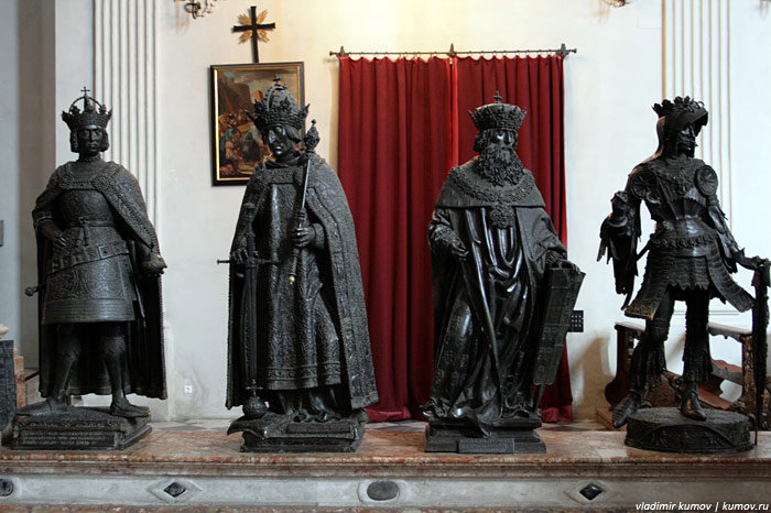Их называют «чёрные люди». Это статуи предшественников и современников Максимилиана I, отлитые по эскизам Альбрехта Дюрера, Амбергера и других. Инсбрук, Австрия
