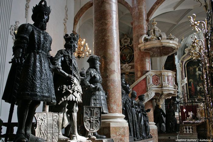 По обе стороны от саркофага стоят 28 бронзовых фигур размером выше человеческого роста. Инсбрук, Австрия