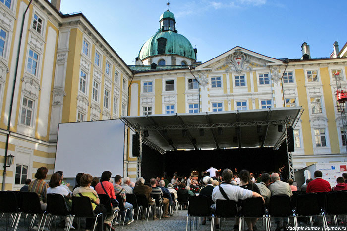 Бесплатные концерты классической музыки на одной из центральных площадей. Инсбрук, Австрия