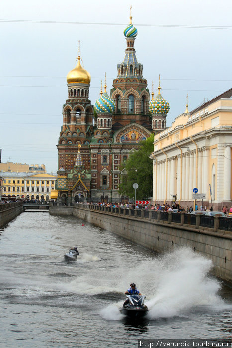 Про брызги на канале Грибоедова. Санкт-Петербург, Россия