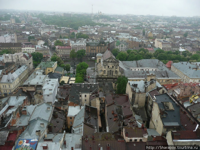 Вид на старый город с башни Ратуши Львов, Украина