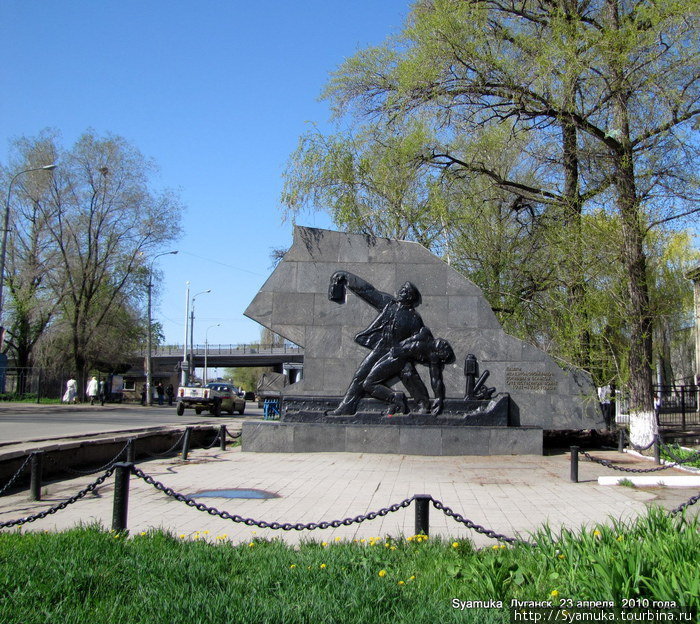 Рядом с ДК — Памятник железнодорожникам, погибшим в Великой Отечественной войне 1941 — 1945 годов. Луганск, Украина