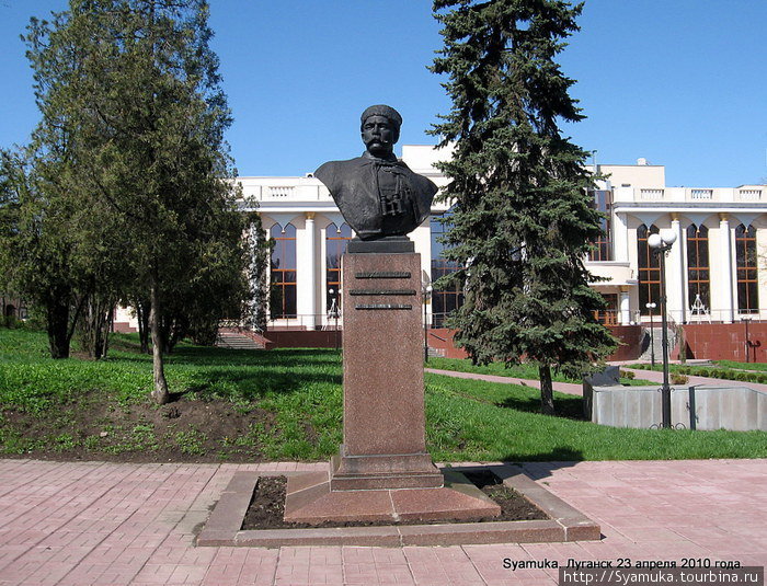 Памятник герою Гражданской войны А. Я. Пархоменко Луганск, Украина