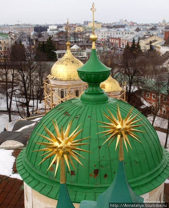 Вид на купола храма со звонницы. Ярославль, Россия
