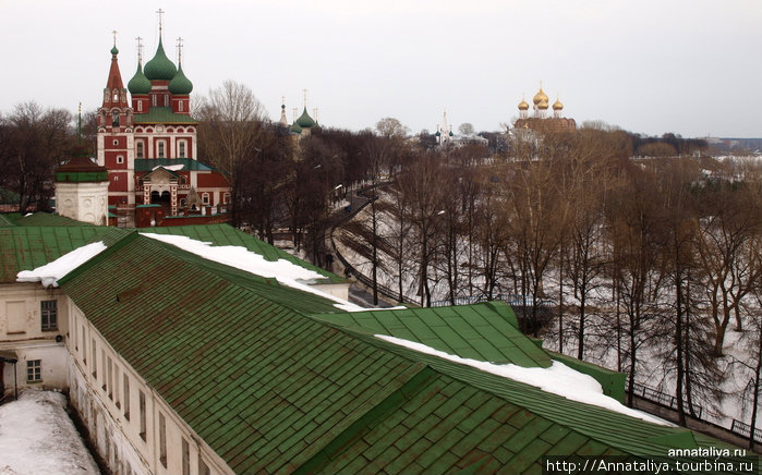 Вид на стены монастыря и церковь Михаила Архангела. Ярославль, Россия