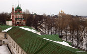Вид на стены монастыря и церковь Михаила Архангела.