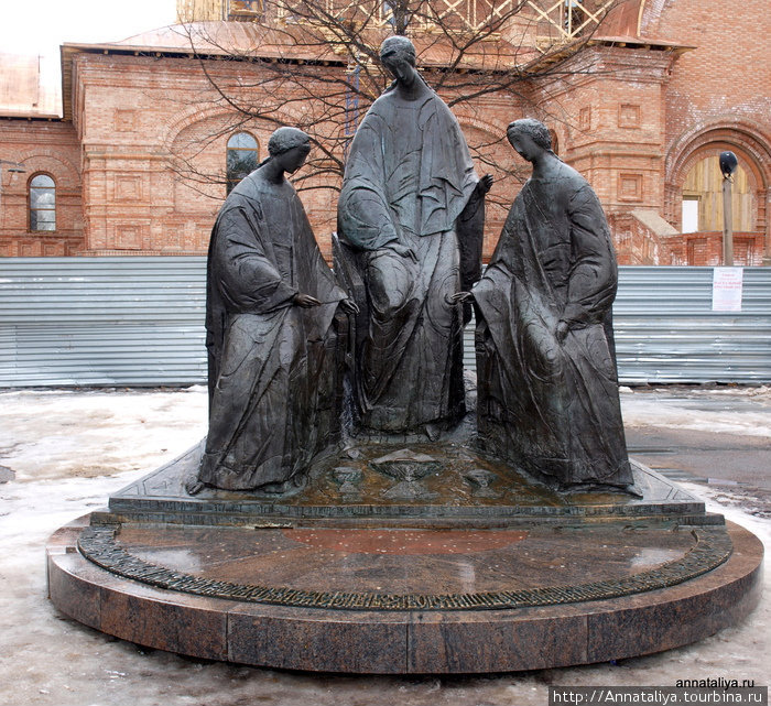 15 лет назад на месте бывшего алтаря Успенского собора установили скульптурную композицию Троица. Ярославль, Россия