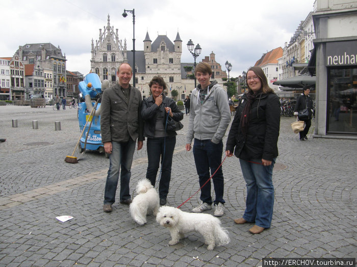 Люди в городе Мехелен Мехелен (Антверпен), Бельгия