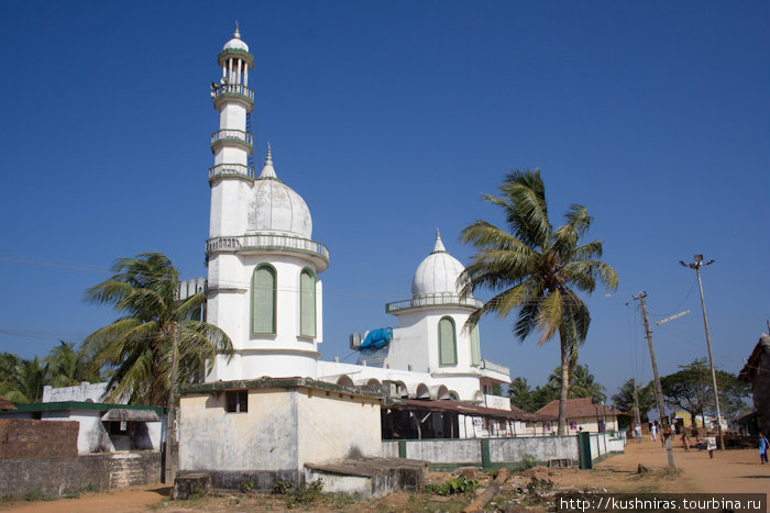 Красивая мечеть на полуострове за рекой Гурупур. Мангалор, Индия