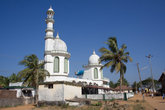 Красивая мечеть на полуострове за рекой Гурупур.