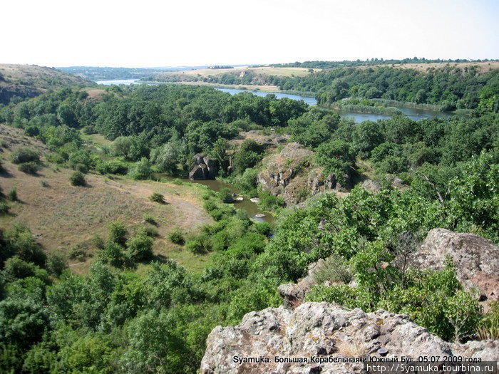 Между двумя реками — изогнутым шаршавым языком вытянулся скальный хребет. Он является правым берегом Б. Корабельной и, через долину, левым берегом Южного Буга. Первомайск, Украина