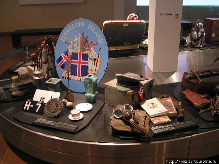 Современные вещи. Отметим форму немецкого посла, схваченного англичанами в 1940 году. Рейкьявик, Исландия
