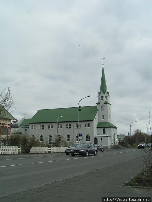 Простенькое здание церкви Рейкьявик, Исландия