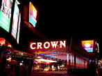 «Город в городе» — так называют один из самых больших в южной части города центров вечерней жизни — Мельбурнское Казино Корона (Crown Casino).
