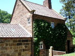 Коттедж капитана Джеймса Кука — небольшой каменный коттедж, принадлежавший в прошлом семье капитана Джеймса Кука, перенесён в Мельбурн из Англии в первой половине XX-го века.
