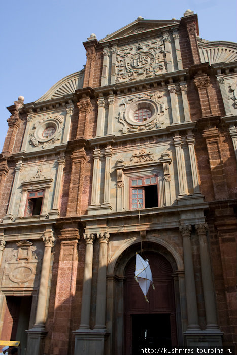 Базилика Бом Хесус  — самое священное для католиков место в Гоа. Здесь пребывают нетленные мощи святого покровителя Гоа Франсиска Хавьера (1506-1552). Старый Гоа, Индия