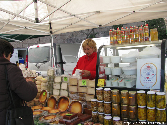 Вот он рынок с местными сырами. Барселона, Испания