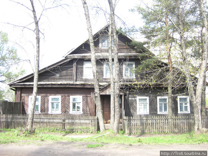Еще один дом, будто в глухом лесу — на самом деле, вокзал за углом Тихвин, Россия